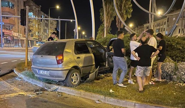 Antalya’da otomobille hafif ticari araç çarpıştı: 2 yaralı