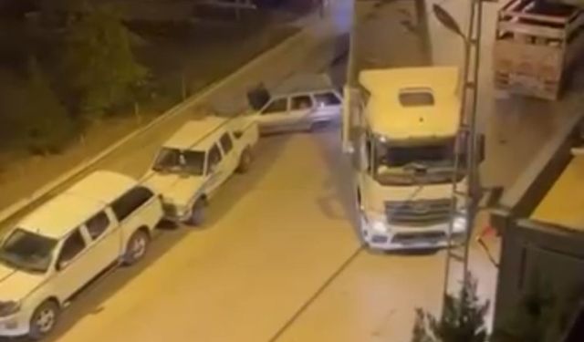 Ankara’da park halindeki otomobile çarpıp kaçan tır sürücüsü kameraya yansıdı
