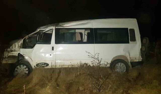 Sürücüsünün kontrolünden çıkan midibüs tarlaya uçtu: 1 yaralı