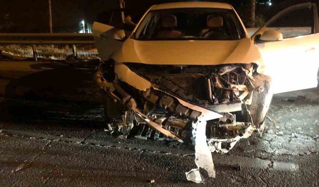 Mardin’de otomobil demir bariyerlere çarptı: 1 yaralı
