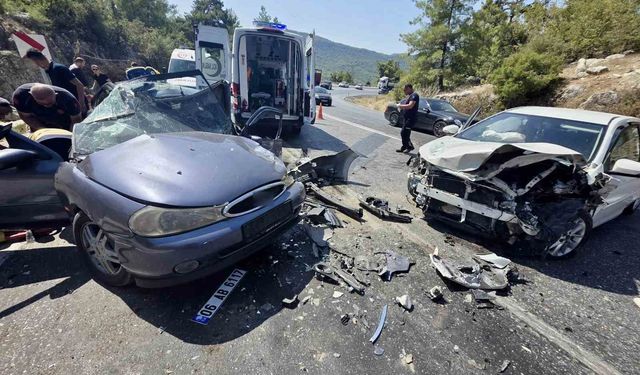 Antalya’da iki otomobilin çarpıştığı feci kazada 8 yaralı