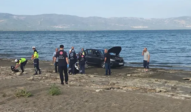 Bursa'da akaryakıt dökülen yolda kayan otomobil İznik Gölü'ne düştü