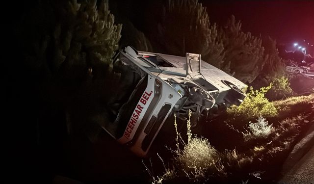 Afyonkarahisar'da midibüsün yolun kenarına devrilmesi sonucu 12 kişi yaralandı