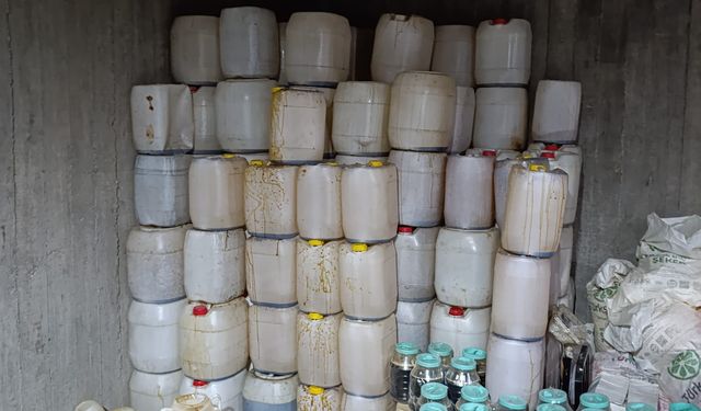 Ağrı'da 5 ton 709 kilogram etiketsiz pekmez ele geçirildi