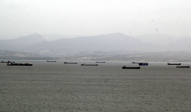 Yük gemileri fırtına uyarısı üzerine Sinop doğal limanına demirledi