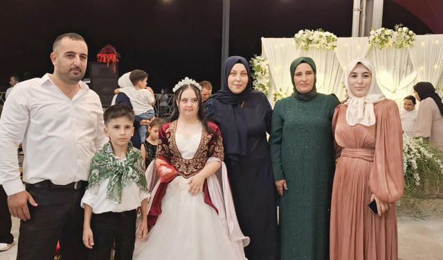 Down sendromlu kızının düğün hayalini gerçekleştirdi