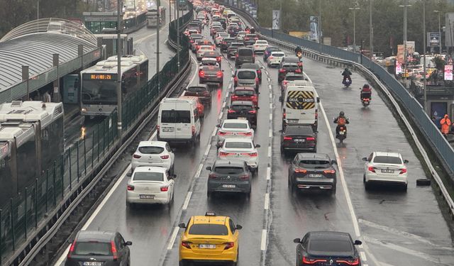İstanbul'da etkili olan yağış ulaşımı olumsuz etkiledi