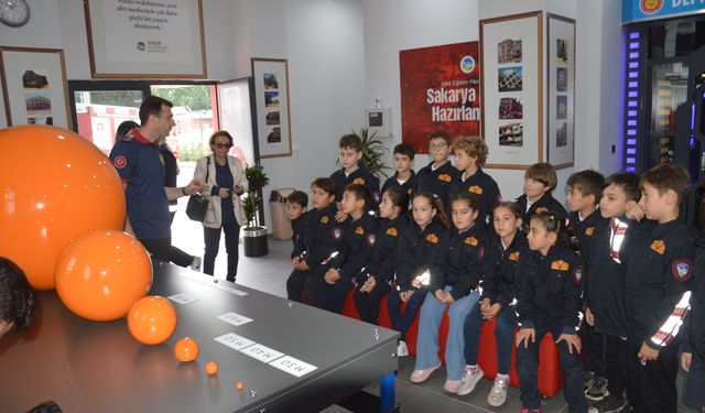 Sakarya'da ilkokul öğrencilerine simülasyonlu afet eğitimi verildi