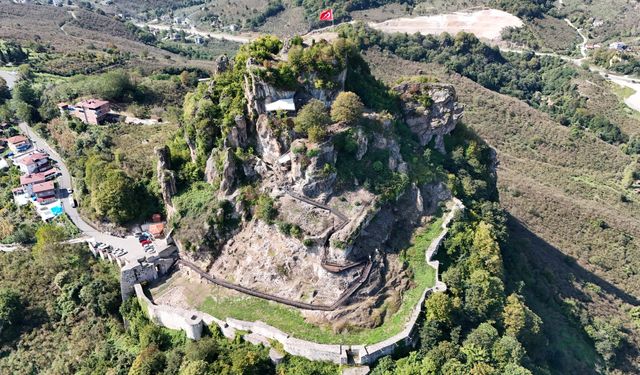 Ordu'daki 2 bin 500 yıllık Ünye Kalesi bölge turizmine katkı sunuyor