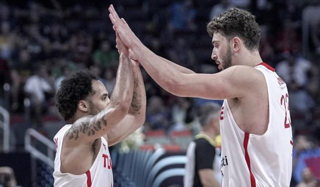 12 Dev Adam, Yunanistan'ı mağlup etti: A Millî Erkek Basketbol Takımı finale yükseldi