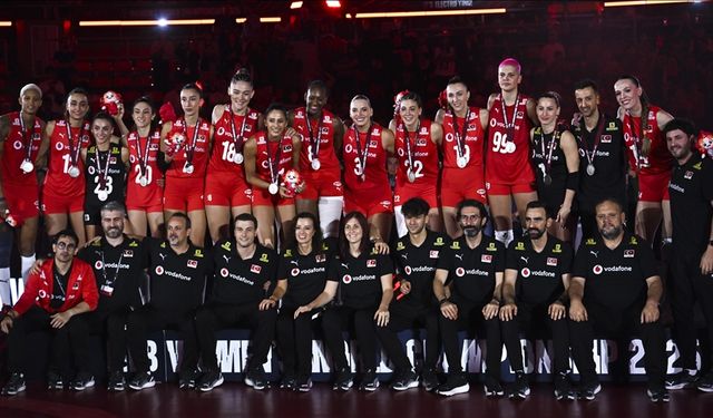 A Milli Kadın Voleybol Takımı, çiçeklerle karşılandı