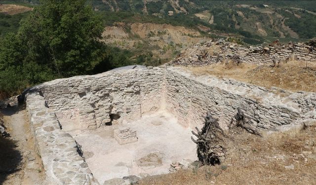 Tarihi Çobankale'deki kazılarda yaşam alanları gün yüzüne çıkarılıyor