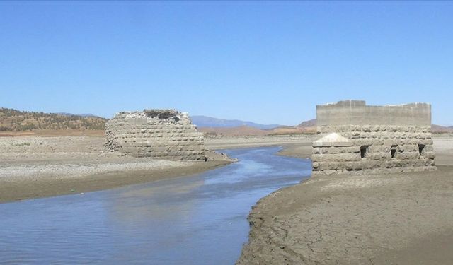 Gaziantep'te baraj suyu çekilince eski demiryolu köprüsünün ayakları gün yüzüne çıktı