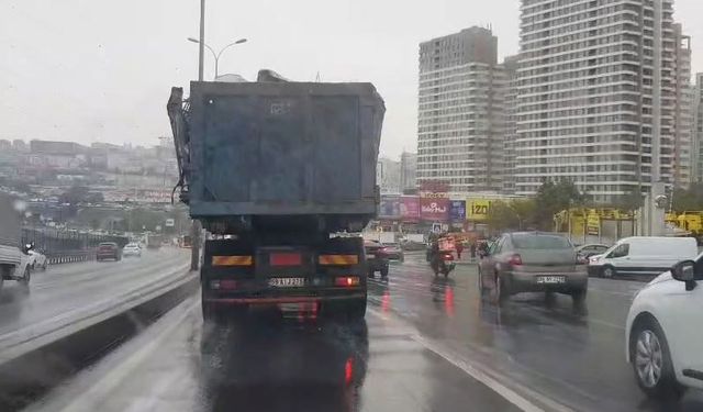 Beylikdüzü’nde hurda yüklü kamyonun tehlikeli yolculuğu kamerada
