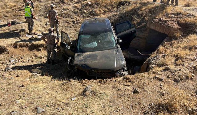 Muş’ta takla atan araç şarampole uçtu: 3 yaralı