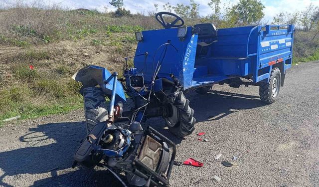 Tarım aracı ile motosiklet kafa kafaya çarpıştı: 2 yaralı