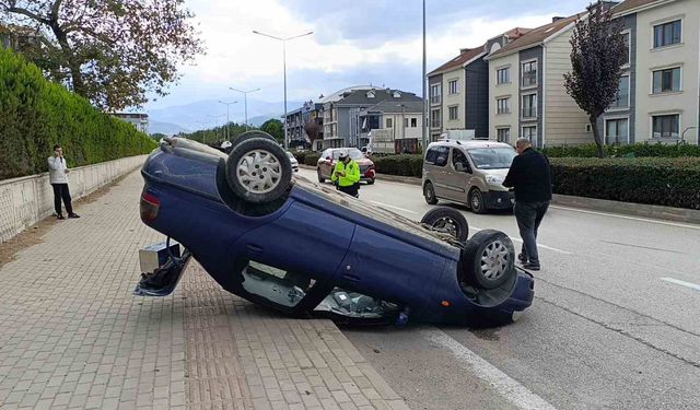 Kaza yapan otomobil takla atarak ters durdu: 1 yaralı