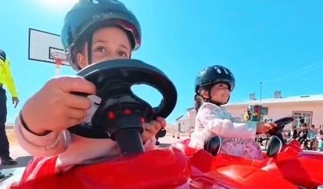 Van’da jandarma ekiplerinden öğrencilere uygulamalı trafik eğitimi