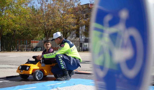 Bayburt’ta öğrencilere uygulamalı trafik dersi: Jandarma ile kuralları eğlenerek öğrendiler