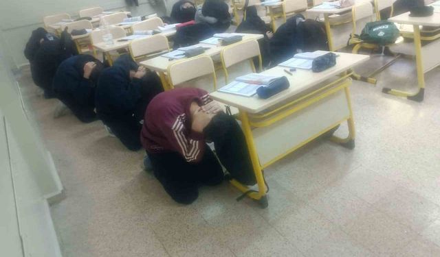 Lise öğrencilerine deprem tahliye tatbikatı