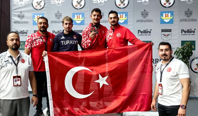 Genç milli halterci Engin Kara, Avrupa Şampiyonası'nda 2 bronz madalya kazandı