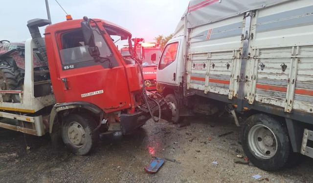 Bursa'da çekici ile kamyonet çarpıştı 4 yaralı