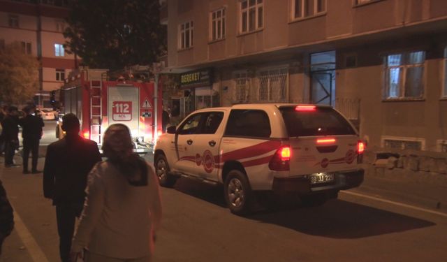 Binadaki fayans çatlağı paniğe neden oldu: Bina sakinleri sokağa döküldü