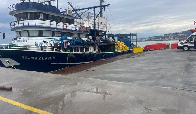 Çanakkale Boğazı’nda balıkçılar, denizde çırpınan bir kişiyi kurtardı