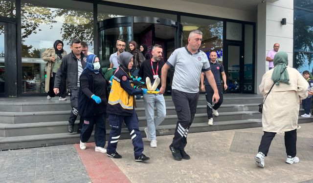 Alışveriş merkezinin merdiveninden düşen yaşlı kadın yaralandı