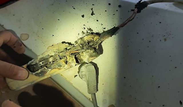 Burdur'da prize takılan uzatma kablosu yangına sebep oldu