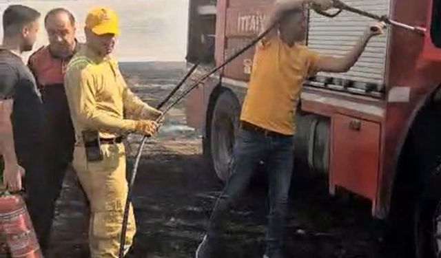 Siirt'te anız yangınına müdahale eden itfaiye aracı alevlere teslim oldu