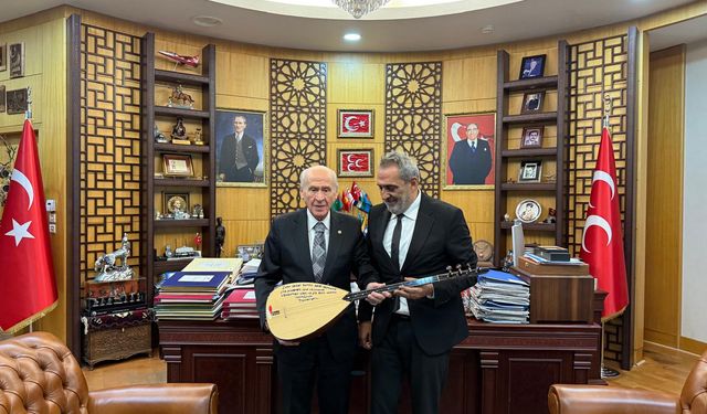 Sanatçı Yavuz Bingöl, MHP Lideri Devlet Bahçeli’yi makamında ziyaret etti