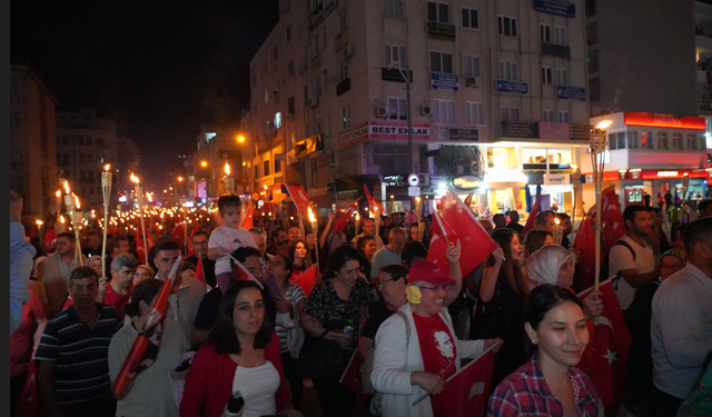 Erdemli Belediyesi'nden Binlerce Kişi Meşaleyi Cumhuriyet İçin Yaktı