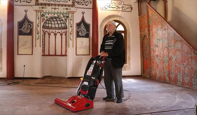 Yozgat'ta 75 yaşındaki gönüllü, tarihi caminin temizliğini yapıyor