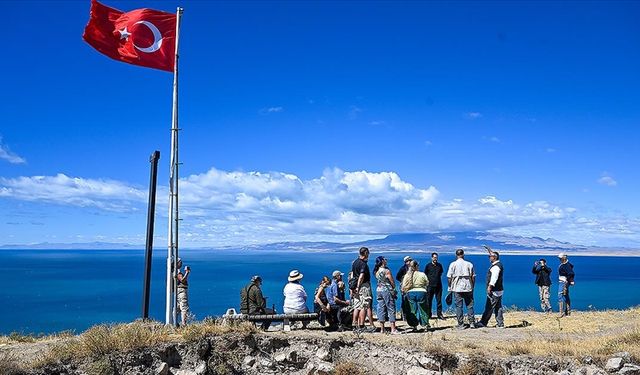 Van Gölü manzaralı Ayanis Kalesi turistlerin uğrak noktası oldu