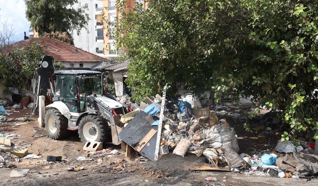 Antalya'da 8 müstakil evden tonlarca çöp çıkarıldı