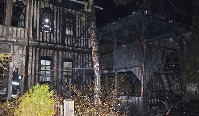 Samsun'da Atatürk'ün kaldığı tarihi konak yangında zarar gördü