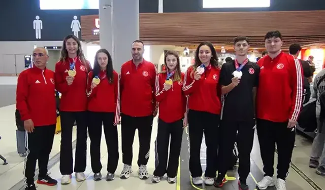 Dünya şampiyonu Tekvando Milli Takımı yurda döndü