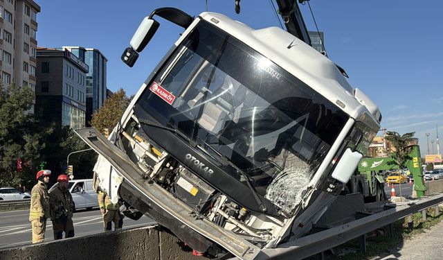 Kadıköy'de servis minibüsünün bariyerlere çıktığı kaza trafik yoğunluğuna neden oldu