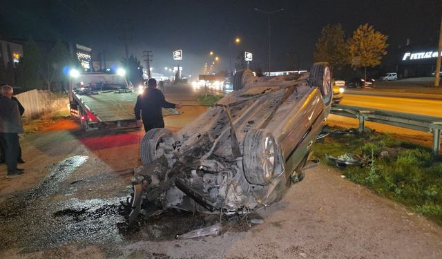 Bursa'da takla atan otomobildeki 2 kişi yaralandı