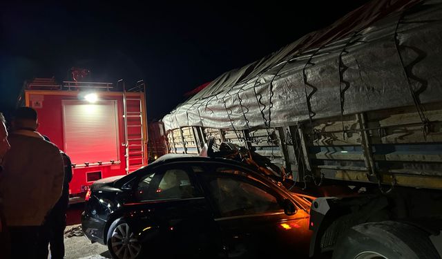 Afyonkarahisar'da tır ile otomobilin çarpıştığı kazada 2 kişi öldü, 2 kişi yaralandı