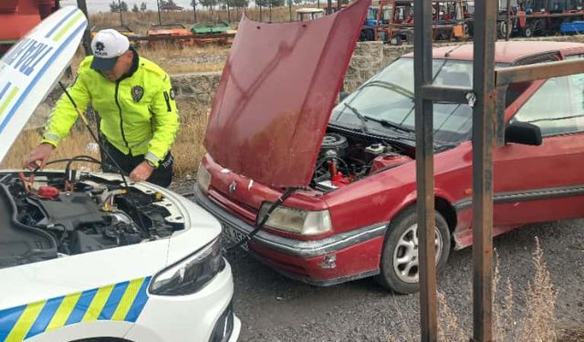 Kars'ta polis ekipleri, yolda kalan bir vatandaşın aracına akü takviyesi yaptı