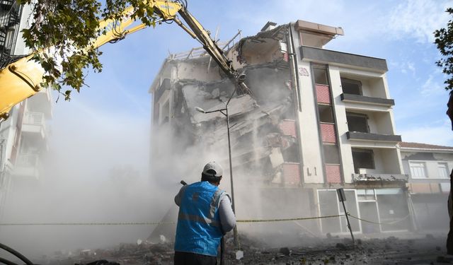 Sındırgı'da yıkım çalışmaları sürüyor