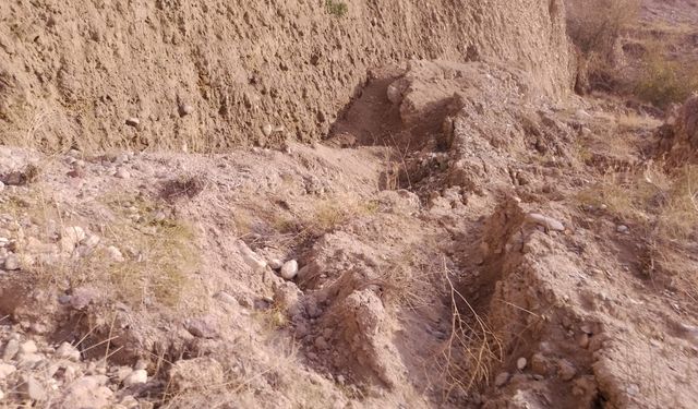 Ankara'da toprak kayması meydana gelen yol trafiğe kapatıldı