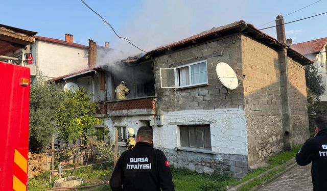 İki katlı evde yangın paniği mahalleyi sardı