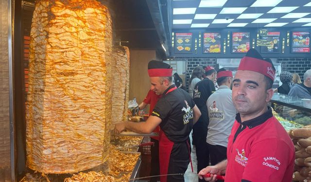 Ankara’da 1 liraya satılan tavuk döner ve ayrana vatandaşlardan yoğun ilgi