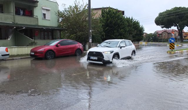 Burhaniye'de sağanak yağış sokakları göle çevirdi