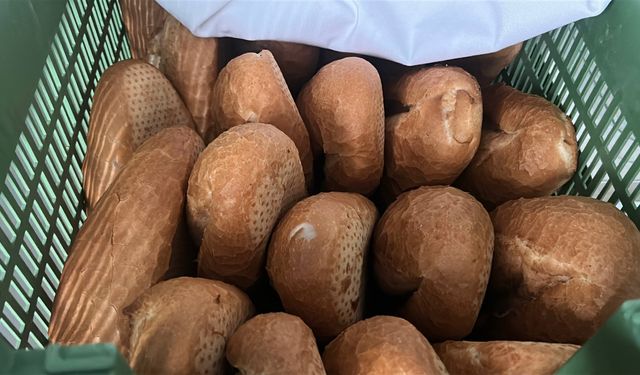 Fiyatın yarısından daha ucuza ekmek satınca metrelerce kuyruk oluştu