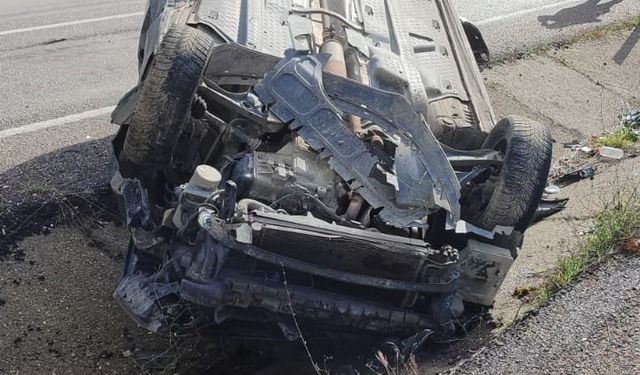 Takla atan otomobilden 2 kişi yaralı kurtuldu
