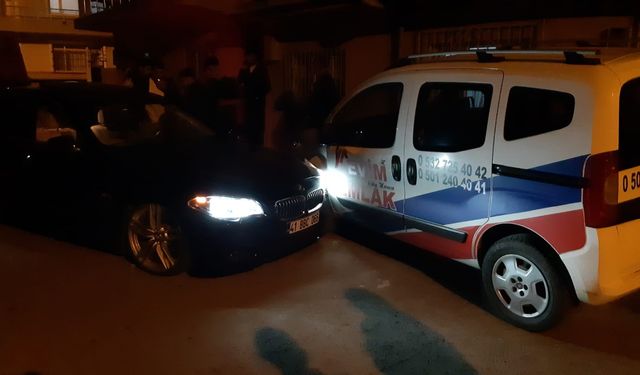 Lüks otomobilin içinde dehşeti yaşadı, kaçarken kaza yaptı